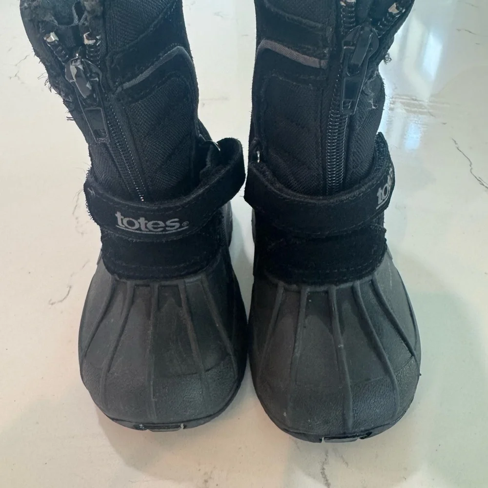 Youth Kids Totes Snow Boots. Youth Size 6. Good used condition. Black.